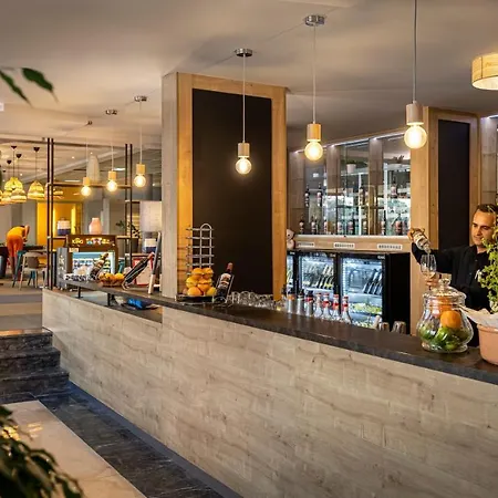 瓦拉马尔科罗吉酒店 酒店